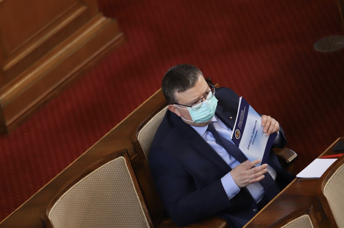 Оставката на Цацаров вече е в парламента