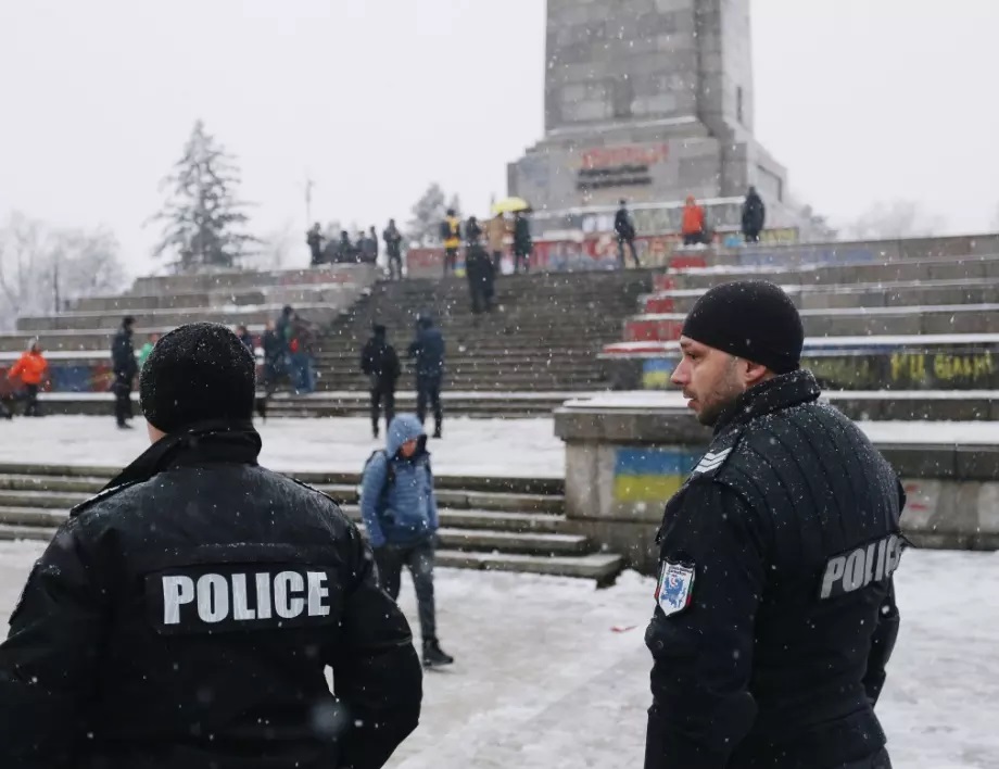 Съдът обяви за незаконен ареста на ученик, опитал да напише „Save Ukraine“ върху паметник