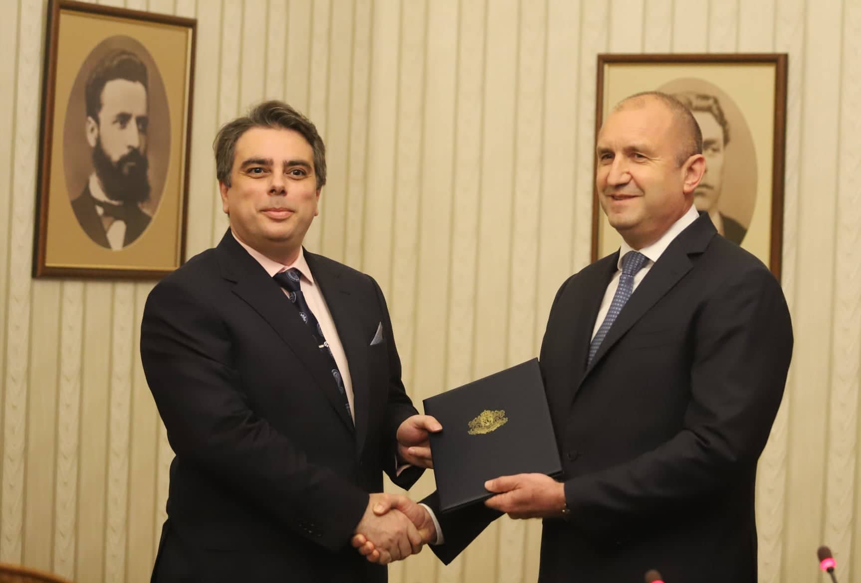 Президентът връчи мандата на Асен Василев