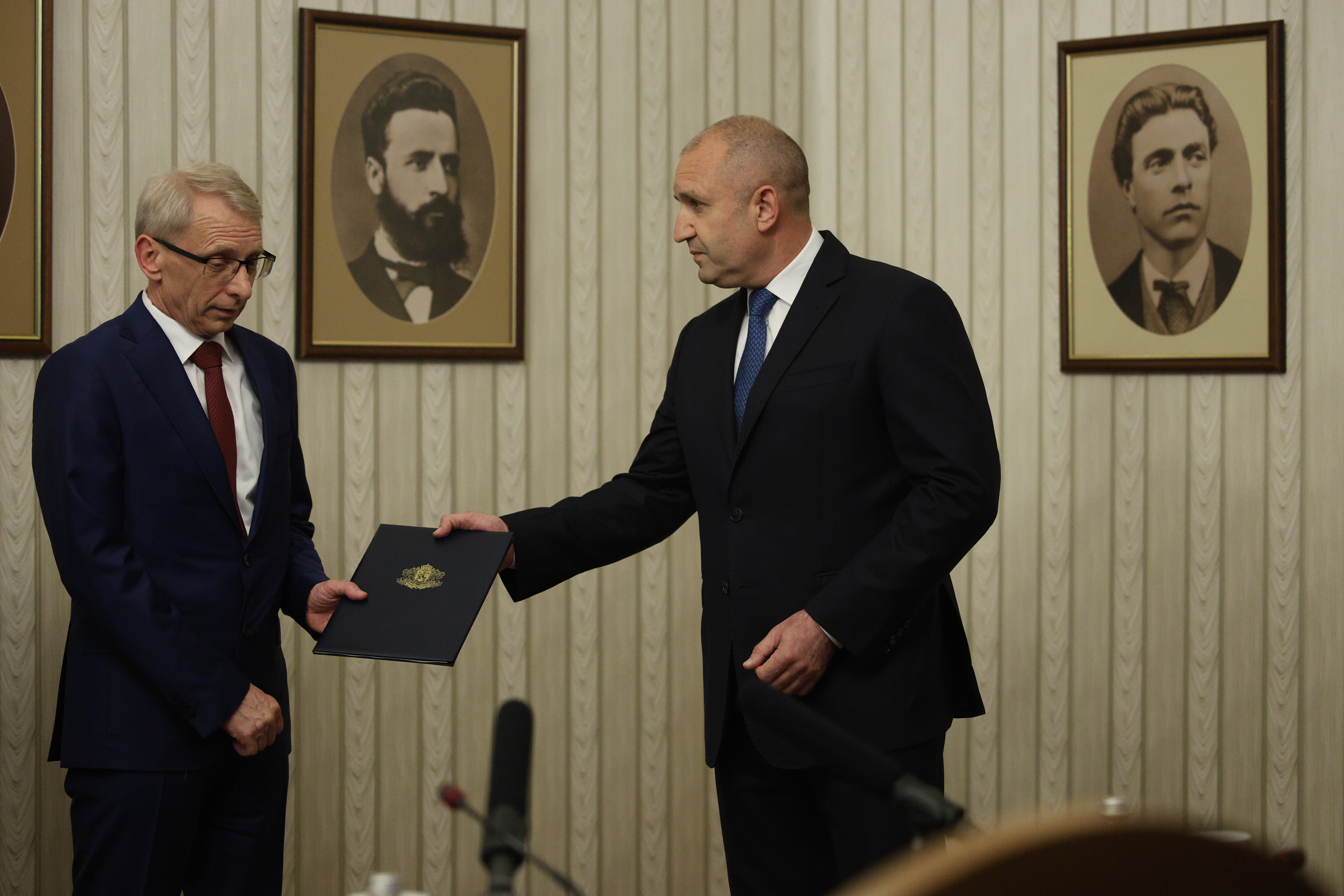 Президентът връчи втория мандат на акад. Денков от ПП-ДБ с призив да преосмисли неговото изпълнение