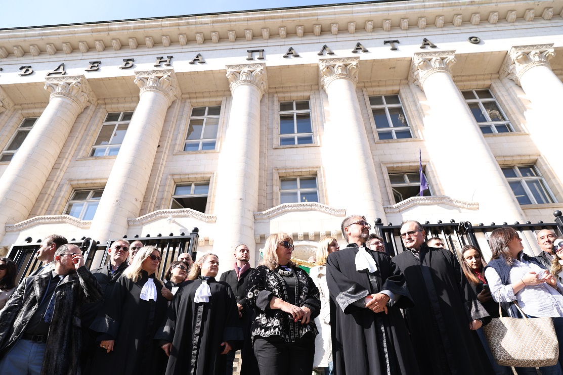 „Тук сме, за да кажем, че така не бива“ – адвокатският протест за правова държава